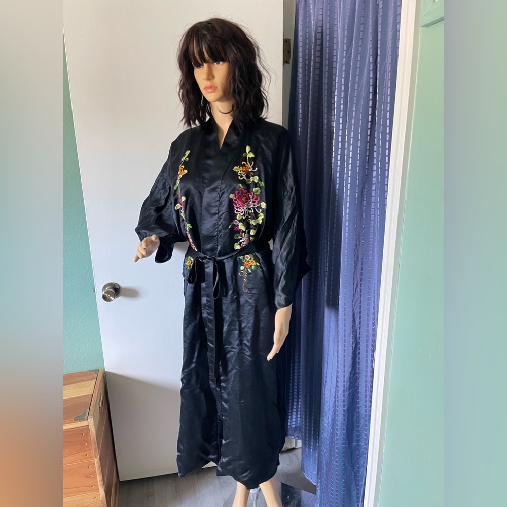 VTG Black 100% Silk GOLDEN DRAGON Hand Embroidered Chinese Robe KIMONO L Lining